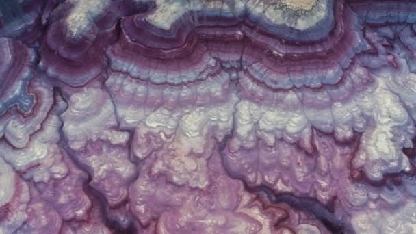 Majestueus paars, roze lila, diep blauw kleurrijk landschap, golvend patroonoppervlak — Stockvideo