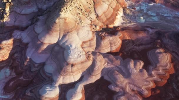 Όμορφη ζωντανή κόκκινο και άσπρο ζωγραφισμένο ηλιοβασίλεμα λόφους, ζωντανή φύση της ερήμου 4K — Αρχείο Βίντεο