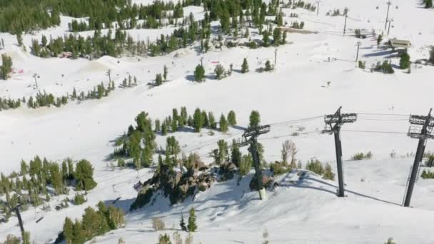 Vacaciones de invierno en el cine Mammoth Mountain, Paisaje escénico de invierno de montaña — Vídeos de Stock