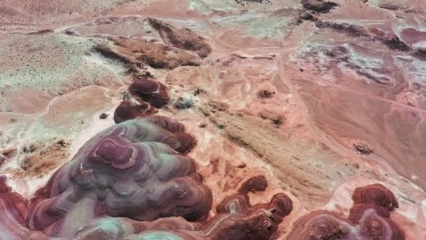Drone tracking SUV car driving in cinematic painted red desert in Utah, États-Unis 4K — Video