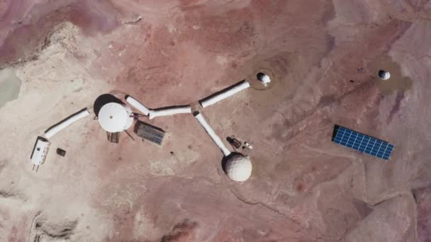 Pohled shora dolů na výzkumnou stanici astronautů zkoumající červenou planetu Mars 4K — Stock video