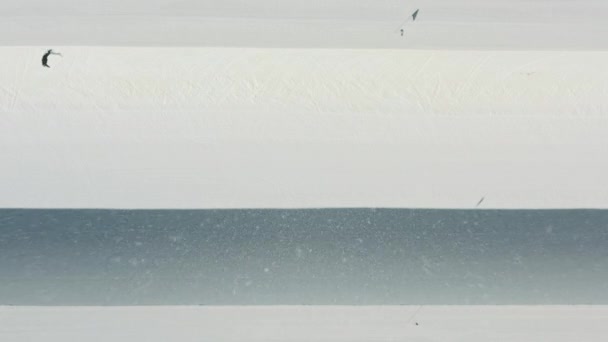 Снежная буря воздушный вид над экстремальной сноуборд слалом бесплатно езды задний план — стоковое видео
