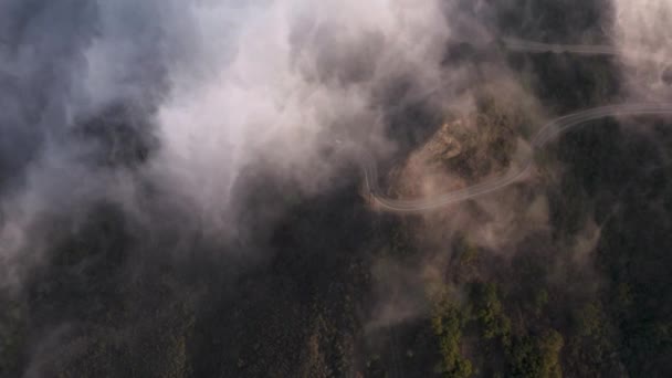 Imágenes cinematográficas de drones en el paisaje nublado volando sobre el paisaje verde y la carretera — Vídeo de stock