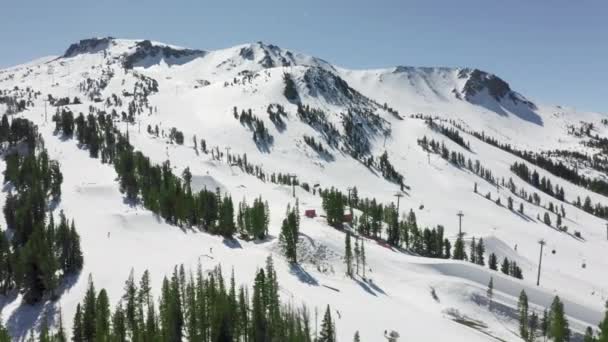 Aerial light snowfall, Cinematic Mammoth Mountain Ski Area resort aerial 4K USA — Stock Video