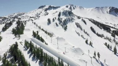 Gökyüzü sineması. Hafif kar yağışlı kış gününde, spor arka planı.