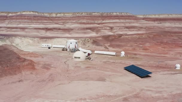 Mars kolonizace koncept, Scénický pohled vědecká stanice červená planeta 4K antény — Stock video