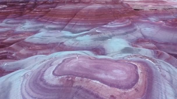 Impresionante paisaje panorámico aéreo patrón ondulado en púrpura, azul, desierto rojo 4K — Vídeos de Stock