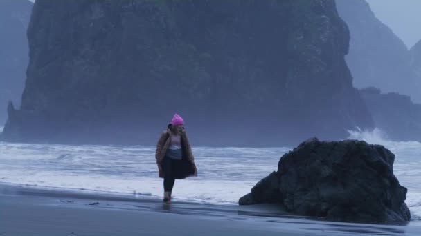 Rallentatore macchina fotografica ROSSO, bella donna ridente in esecuzione da onde oceaniche USA — Video Stock