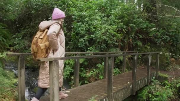 Fondo de la selva tropical cinematográfica, mujer feliz en cámara lenta senderismo en bosque verde — Vídeos de Stock