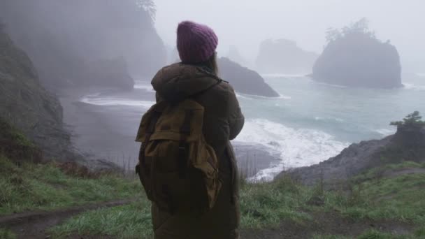 Žena turista těší deštivé počasí za oblačného dne v zeleném lese, 6K RED shot — Stock video