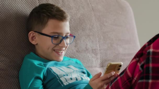 Портрет мальчика в очках во время видеозвонка — стоковое видео