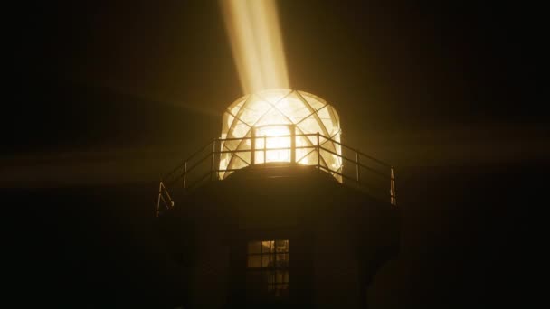 Nahaufnahme rotierende Leuchtturmlaterne beleuchtet gelbe Lichtnebelwolke — Stockvideo