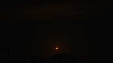 Uzay roketi karanlık bir gecede fırlatıldı. Uzay roketi ve gezegen savunma görevi.