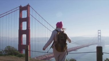 Mutlu gezgin dünyaca ünlü Golden Gate Köprüsü, San Francisco 'yu ziyaret ediyor.