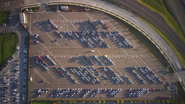 4K aérea vista aérea estacionamiento de la fábrica de vehículos eléctricos, lapso de tiempo — Vídeos de Stock