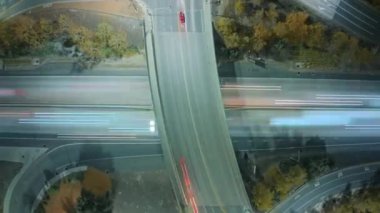 Yoğun otoyol rampalarında şeritli araba trafiğinin zaman aşımına uğramış sinematik üst görünümü