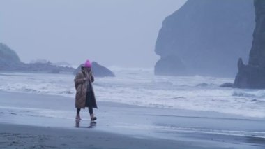 Gülümseyen gezgin tatilin tadını çıkarıyor, Batı Yakası doğa beldelerini keşfediyor, ABD