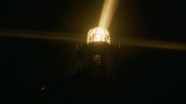 Cena noturna casa de luz marinha, edifício histórico marco natureza parque costeiro — Vídeo de Stock