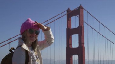 Gülümseyen kadın, dünyaca ünlü Golden Gate Köprüsü 'nü gördüğüne sevindi.