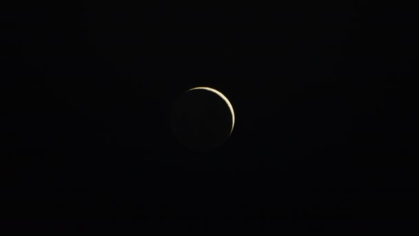 Still video of thin moon slowly moving in dark night sky, dark sky background — Stock Video