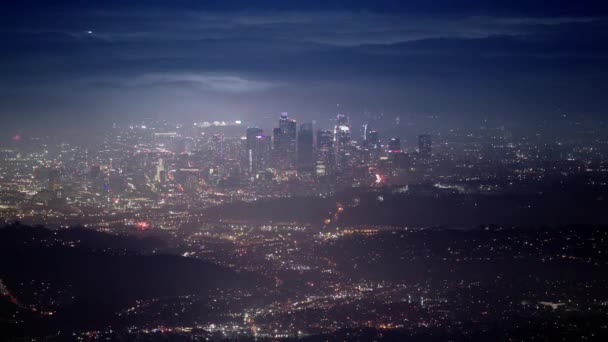 Belos fogos de artifício coloridos vista no céu noturno acima Los Angeles time lapse EUA — Vídeo de Stock