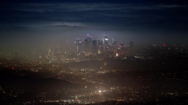 Godendo fuochi d'artificio panoramici sopra lo skyline, Capodanno Los Angeles notte — Video Stock
