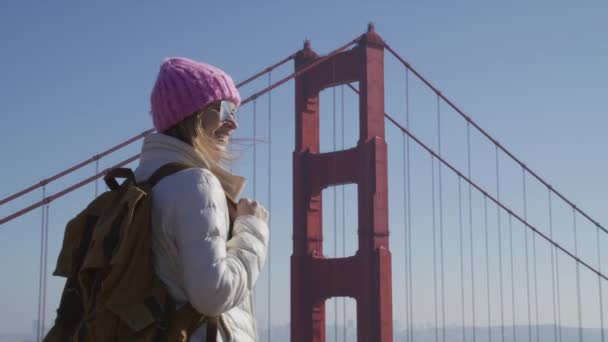Młoda kobieta na miejskiej przygodzie, podróżnik zwiedzający Golden Gate Bridge 4K US — Wideo stockowe
