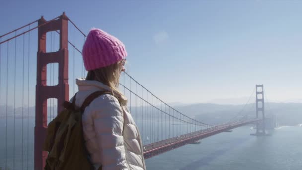 관망대에서 여행하는 여성에게 영감을 받아 금문교붉은 다리를 바라보는 모습 — 비디오