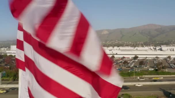 Bandeira dos Estados Unidos da América acenando pelo vento, Tesla Electric fábrica de veículos — Vídeo de Stock