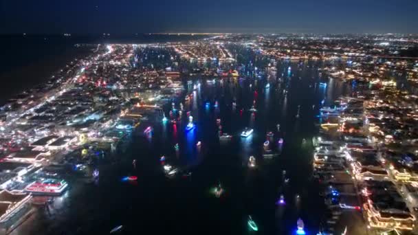 Kerstfeest in Newport strand met kleurrijke boot parade hyper vervallen USA — Stockvideo