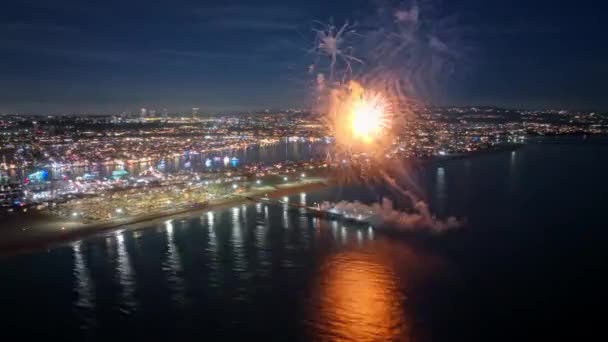 바다 위로 경치좋은 폭죽을 즐기며, 새해 저녁 캘리포니아를 축하 한다 — 비디오