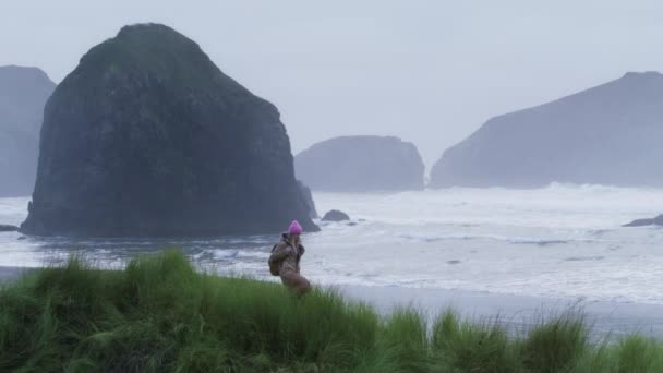 Mulher viajante de dia chuvoso nublado na praia rochosa, 6K costa oceânica cinematográfica EUA — Vídeo de Stock