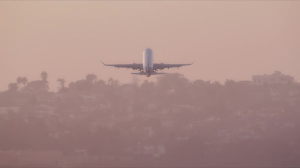 비행기는 안개낀 아침 하늘을 향해 움직입니다 — 비디오