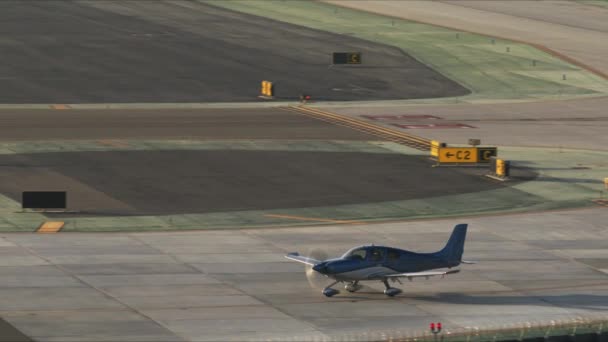 単一の滑走路に沿って離陸する準備をする美しい小型飛行機 — ストック動画