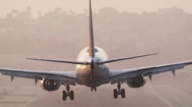 Uçağın podyuma doğru uçtuğunun resmi.