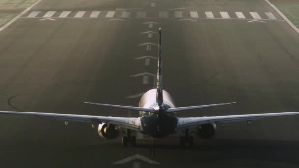 Scenic view of an airliner on an airport runway — 图库视频影像