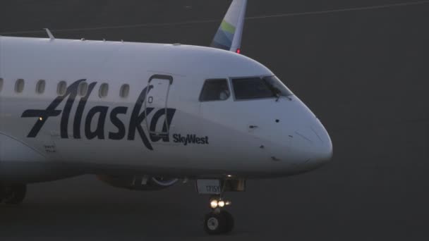 Εμπορικό αεροπλάνο ετοιμάζεται να απογειωθεί όπως φαίνεται από ένα τερματικό — Αρχείο Βίντεο