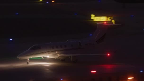 Osobní letadlo pohybující se podél jednoho letiště vzletové a přistávací dráhy — Stock video