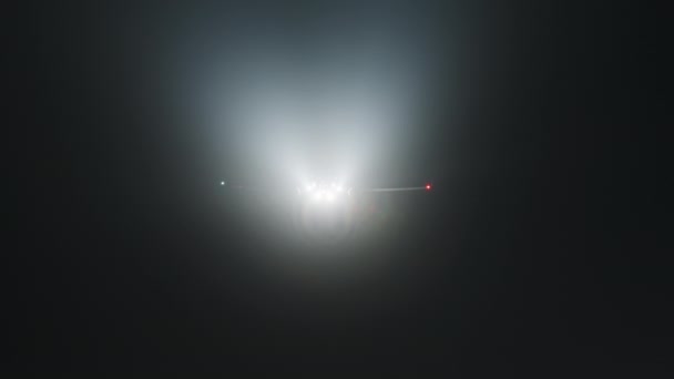 Astonishing scene of the passenger plane flying with additional lighting — Stockvideo