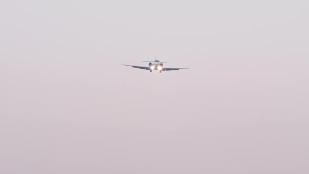 Bel avion commercial et horizon grisâtre en arrière-plan — Video
