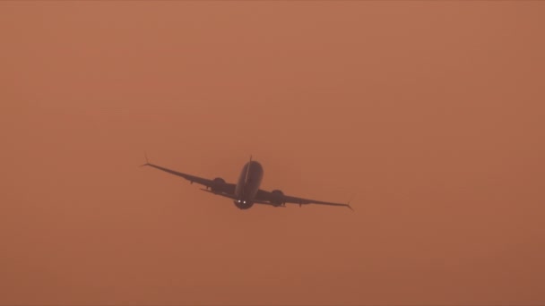 Szenische Aussicht auf das riesige Flugzeug, das vom Flughafen in Richtung Skyline gestartet ist — Stockvideo