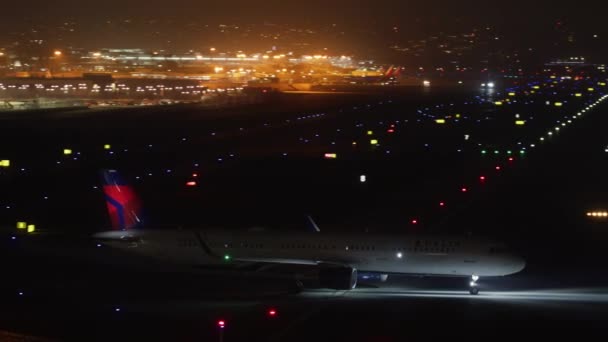 Aircraft taking off the city airport as seen from the terminal — стоковое видео