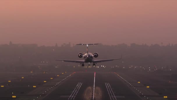 Skillful landing at sunset with foggy skies in the background — стоковое видео