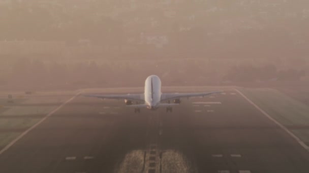 Grand avion de ligne de passagers avant le décollage vu depuis un terminal — Video