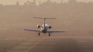 Piste doğru uçan bir ticari uçağın güzel manzarası