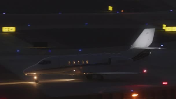 Sorprendente escena del avión privado despegando de la gran metrópoli — Vídeos de Stock