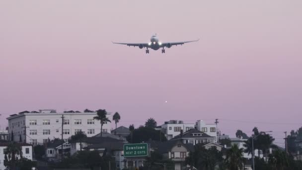 Décors étonnants de l'avion à passagers atterrissant vers un aéroport — Video