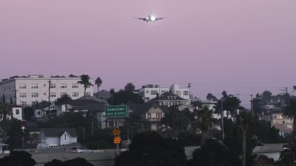 Close-up do avião sobrevoando a grande cidade como visto de baixo — Vídeo de Stock
