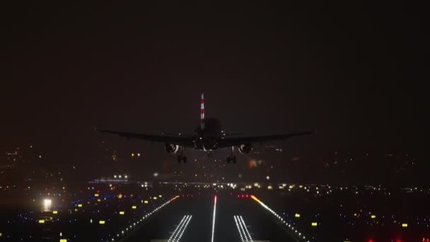 Vista panorámica de la iluminación colorida a lo largo de la pista por la noche — Vídeos de Stock