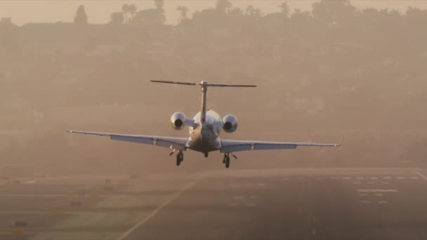 Schöne Landschaft eines Verkehrsflugzeugs, das auf die Landebahn zufliegt — Stockvideo